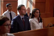 Rachel (Meghan Markle, l.) und Mike (Patrick J. Adams, M.) erleben das anwaltliche Versagen eines Kollegen, wodurch die Existenz des Mandanten bedroht ist. Mike beschließt zu helfen.