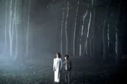 L-R: Anne (Alakina Mann) und Nicholas (James Bentley)