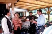 Der Sägewerksbesitzer Buchinger (Helmut Berger, l.) und der Motorradfreak David Gilian (Michael Roll, 2.v.r.) sind sich spinne Feind - Kommissarin Kofler (Kristina Sprenger, 2.v.l.) und ihr Kollege Blitz (Hans Sigl, r.) fühlen den Streithähnen auf den Zahn.