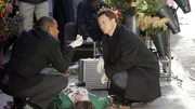 Die n&auml;here Untersuchung des Tatorts f&uuml;hrt Dr. Sheldon Hawkes (Hill Harper, li.) und Detective Mac Taylor (Gary Sinise) zu einem weiteren Toten.