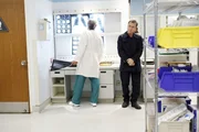 Dr. Cal Lightman (Tim Roth, r.)