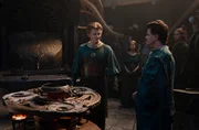 Elbenschmied Celebrimbor (Charles Edwards, vorne l.) und Elrond (Robert Aramayo, vorne r.) beratschlagen, wie das kostbare Mithril verarbeitet werden soll.