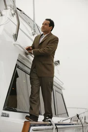 Obwohl er Angst vor dem Wasser hat und nicht besonders gut schwimmen kann, f&uuml;hren seine Ermittlungen Monk (Tony Shalhoub) an Bord eines Bootes. Doch damit nicht genug: Der M&ouml;rder ist ebenfalls an Bord und trachtet ihm nach dem Leben...