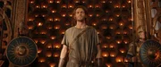 Halbrand (Charlie Vickers) muss sich entscheiden, ob er Galadriel und die Streitkräfte von Númenor im Kampf gegen das Böse unterstützen will.