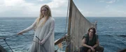 Galadriel (Morfydd Clark) und Halbrand (Charlie Vickers) überleben als Einzige den Angriff eines riesigen Wasserwurms.