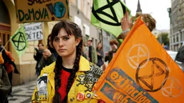 Žofka (Dorota &Scaron;lajerov&aacute;) bei einem Protest von Extinction Rebellion.