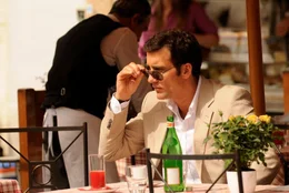 Der MI6 Spion Ray Koval (Clive Owen) hat nur ein Ziel: An die Formel eines neuen Produkts zu gelangen, dessen Erst-Patentierung eine Menge Geld einbringen wird ...