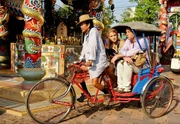 Sarah (Eva-Maria Grein) versucht, den oberflächlichen Jens (Jan Sosniok) für die Kultur Thailands zu begeistern.