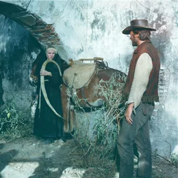 Der amerikanische S&ouml;ldner Hogan (Clint Eastwood, r.) lernt die als Nonne verkleidete Prostituierte Sara (Shirley MacLaine, l.) kennen. Zwischen ihnen entsteht schnell mehr als nur Freundschaft ...