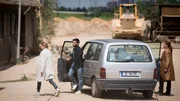 Nachdem die Ex-Stasi Spionin Anne Marie Fuchs (Lina Wendel) und der Im- und Exporthändler Youssef El Kilali (Karim Cherif) ihren ersten gemeinsamen Fall mit unorthodoxen Methoden erfolgreich gelöst haben, sieht sich Youssef als aufstrebender Sherlock Holmes. Ohne Annes Wissen hat er kurzerhand Visitenkarten für die junge Detektei „Fuchs & El Kilali“ drucken lassen und fleißig an seine Kunden verteilt. Nicht ohne Erfolg, denn tatsächlich zieht er eine potentielle Auftraggeberin an Land – sehr zum Erstaunen der völlig ahnungslosen Anne, die das Ermittler-Startup für eine Schnapsidee hält und ihm zunächst jegliche Unterstützung verweigert. - Katja Mehring (Tanja Schleiff, l) fährt mit Anne Marie Fuchs (Lina Wendel) und Youssef El Kilali (Karim Cherif) auf der Suche nach ihrem Mann Carsten zur Kiesgrube.