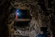 Petr Yacubsen versucht, durch einen alten Bergwerksstollen in eine riesige K&uuml;hlkammer zu gelangen. Im II. Weltkrieg diente sie als Vorratsdepot f&uuml;r Samara.