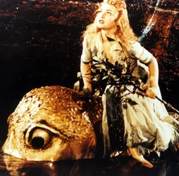 Prinzessin Tausendsch&ouml;n (Christel Bodenstein) wurde vom B&auml;ren in das Zauberreich des Zwerges entf&uuml;hrt.