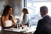 Die Kanzlei muss einen Angriff der konkurrierenden Kanzlei Bratton Gould abwehren. Harvey (Gabriel Macht) beginnt Jessicas (Gina Torres) Plan, wie sie die Firma schützen will, zu verstehen.