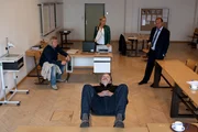 "Soko Donau", "Eine Frage der Ehre." Carl, Helmuth und Dirnberger halten an der Sicherheitsakademie in Linz ein Kriminalistik-Seminar ab, als ein Polizeischüler erhängt aufgefunden wird. Schnell wird klar, dass man einen Suizid ausschließen kann. Die Jagd nach dem Mörder in den eigenen Reihen beginnt - in einer Atmosphäre der Homophobie und falsch verstandenen Ehre. Im Bild (v.li.): Gregor Seberg (Helmuth Nowak), Lilian Klebow (Penny Lanz), Dietrich Siegl (Otto Dirnberger), Stefan Jürgens (Carl Ribarski).