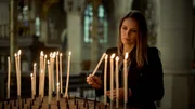 Isabelle (Hanna Verboom) zündet in der Kirche eine Kerze für die spurlos verschwundene Lola an. Isabelle (Hanna Verboom) zündet in der Kirche eine Kerze für die spurlos verschwundene Lola an.