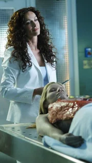 In einer M&uuml;lltonne wird die Leiche der 22-j&auml;hrigen Kellnerin Barbara Nance (Melody Perkins) aufgefunden. Mit Hilfe der Rechtsmedizinerin Alexx Woods und der Ballistikexpertin Calleigh Duquesne muss Detektive Yelina Salas (Sofia Milos, l.) das R&auml;tsel ihrer Ermordung l&ouml;sen. Wichtigster Hinweis: Latex an der Pistolenkugel.