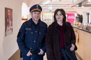 Standfoto von Franz Gasperlmaier (Johannes Zeiler) und Dr. Beate Braun (Martina Gedeck) während der Dreharbeiten des Altausseer Krimis 'Der letzte Stollen'.