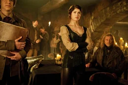 Seit Jahren zieht Gretel (Gemma Arterton, M.) mit ihrem Bruder &uuml;ber Land, immer auf der Jagd nach Hexen. Da bittet der B&uuml;rgermeister von Augsburg die Geschwister, etliche verschwundene Kinder aus den H&auml;nden der heimischen Hexen zu befreien ...