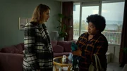 Isabelle (Hanna Verboom, l.) besucht Lolas Mutter Maroesja (Leona Philippo, r.), um ihr einen Schal ihrer verstorbenen Tochter zu übergeben. Isabelle (Hanna Verboom, l.) besucht Lolas Mutter Maroesja (Leona Philippo, r.), um ihr einen Schal ihrer verstorbenen Tochter zu übergeben.