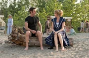 Murdoch (Yannick Bisson, li.) ist empört, dass Julia (Héléne Joy, re.) ihre Strümpfe in der Öffentlichkeit ausgezogen hat.