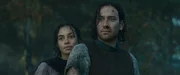 Der totgeglaubte Isildur (Maxim Baldry, r.) ist aus der Gefangenschaft entkommen. Auf dem Weg nach Pelargir lernt er Estrid (Nia Towle, l.) kennen.