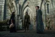Isildur (Maxim Baldry, M.) fühlt sich zu Estrid (Nia Towle, l.) hingezogen, aber Arondir (Ismael Cruz Córdova, r.) begegnet ihr mit Misstrauen.