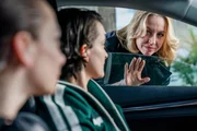 Julia Edtmeier (Observierungsbeamtin), Rina Juniku (Observierungsbeamtin), Nina Proll (Sandmann).