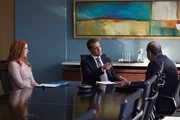 Donna (Sarah Rafferty) wird zur Senior-Partnerin befördert, aber diese Beförderung führt zu internen Spannungen und zu Diskussionen zwischen Harvey (Gabriel Macht, m.) und Louis (Rick Hoffmann).