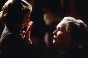 L-R: Anne (Alakina Mann) und Mrs. Mills (Fionnula Flanagan)