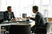 Mike (Patrick J. Adams.r.) kehrt als Anwalt zurück in die Kanzlei, und Harvey (Gabriel Macht) übernimmt die Rolle des geschäftsführenden Partners. Nun muss er sich als Chef beweisen. Ein neues Kapitel beginnt.