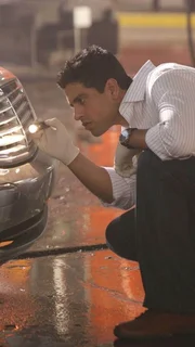 Der Ermittler Eric Delko (Adam Rodriguez) findet am Gitter des Streifenwagens Blut und Haare. Der Fund k&ouml;nnte eine hei&szlig;e Spur zu dem M&ouml;rder sein...