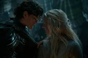 Elrond (Robert Aramayo, l.) verabschiedet sich von Galadriel (Morfydd Clark, r.), bevor er in die Schlacht zieht.