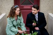 Fanny (Johanna Graen, l.) macht einen kleinen Schritt auf Fritz (Thimo Meitner, r.) zu, als er sich entschuldigt. Fanny (Johanna Graen, l.) macht einen kleinen Schritt auf Fritz (Thimo Meitner, r.) zu, als er sich entschuldigt.