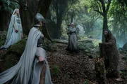 Im Gro&szlig;en Gr&uuml;nwald trifft der Fremde (Daniel Weyman, r.) auf die drei Mystikerinnen (Edith Poor, l., Bridie Sisson, M., Kali Kopae, r.), die in ihm ihren Meister Sauron zu erkennen glauben.