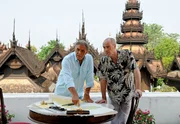 Markus (Christian Kohlund, li.) und Carsten (Peter Kremer) rätseln, wo Holger verschwunden sein könnte