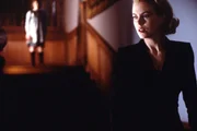 In Graces (Nicole Kidman) st&ouml;ren immer mehr unerkl&auml;rliche Vorf&auml;lle den Alltag. T&uuml;ren &ouml;ffnen und schlie&szlig;en sich von selbst und es hallen unerkl&auml;rbare Schritte durch das Haus.