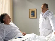 Prof. Simoni (Dieter Bellmann, re.) wird von der Vergangenheit eingeholt. Als der Patient Willi Herold (Bernd Stegemann, li.) auftaucht, den er vor fast 40 Jahren als junger Assistenzarzt behandelt hat, führt ihm diese Begegnung seine größte ärztliche Niederlage wieder vor Augen. Schließlich gesteht er Herold, dass er damals einen Fehler gemacht hat, der Herold fast das Leben gekostet hätte. Simoni fängt an, an seinen ärztlichen Fähigkeiten zu zweifeln.