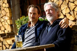 Alles so wie fr&uuml;her: Wilhelm Sch&uuml;rmann (J&uuml;rgen Prochnow) und sein Sohn Martin (David Rott, li.) vers&ouml;hnen sich.