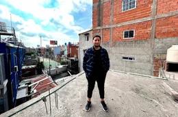 Mann auf Dach im Armenviertel.