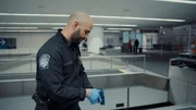Ein Koffer aus London landet versehentlich am San Francisco International Airport. Officer Martinez findet darin eine Pistole, die aussieht wie seine eigene Dienstwaffe, eine Glock 19.