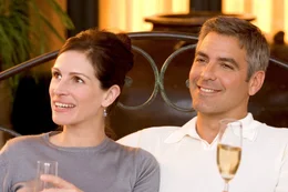 Einige Zeit ist seit dem Casinoraub vergangen. Danny (George Clooney) und Tess (Julia Roberts) Ocean ziehen gerade in ein neues, gro&szlig;es Haus ein, als Casinobesitzer Terry Benedict auftaucht und sein Geld zur&uuml;ck fordert...