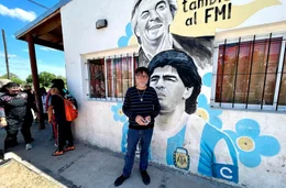 Mann vor Maradona-Wand