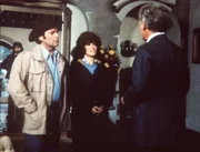 Kann das gut gehen? Zur Lösegeldübergabe wagen sich Jennifer (Stefanie Powers, M.) und Jonathan Hart (Robert Wagner, l.) in die Höhle des Löwen ...