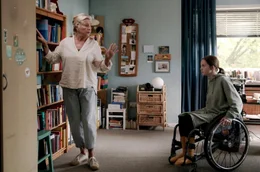 Rosalie (Jutta Speidel, li.) m&ouml;chte Karla (Paula Hartmann) zu einem Spaziergang &uuml;berreden.