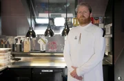 hr-fernsehen AUFTRAG LUXUS – LUXURY DINING, Ein Film von Juliane Hipp. Ricky Saward, Deutschlands erster veganer Sternekoch.