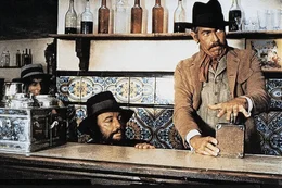 00.00 Gi&ugrave; la testa Un fuorilegge messicano, Juan Miranda (Rod Steiger, a sin.) fa associazione con un irlandese, John Mallory (James Coburn) per svaligiare un banca.