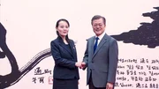 Diplomatie zwischen Feinden: Kim Yo-jong trifft den s&uuml;dkoreanischen Pr&auml;sidenten Moon Jae-in w&auml;hrend der Olympischen Winterspiele (Februar 2018).