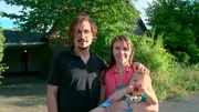 Patrick Schramm (53) (l.) mit seiner Freundin Lina Brosze (33) (m.) und Sohn Valentin Memphis (1) (r.) im Garten des Hauses in Langenfeld.