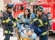 L-R: Howie 'Chimney' Han (Kenneth Choi), Felisa Valdez (Natalee Linez) und Eddie Diaz (Ryan Guzman).