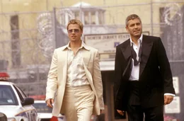 Kaum ist der Gauner Danny Ocean (George Clooney, r.) aus dem Gef&auml;ngnis entlassen, plant er mit seinem besten Freund Rusty Ryan (Brad Pitt) schon seinen n&auml;chsten Coup: Sie wollen den Tresor von gleich drei Casinos in Las Vegas knacken...
